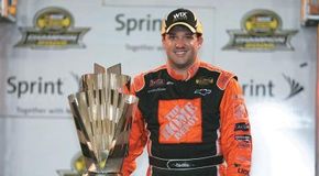 托尼·斯图尔特（Tony Stewart）的强烈职业道德和旺盛的表演技巧使他成为纳斯卡（NASCAR）最有前途的年轻车手之一。查看更多NASCAR的图片。“width=