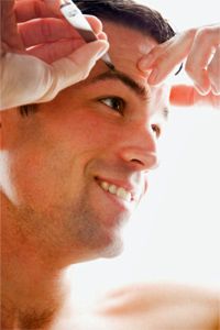That's right. Guys need tweezers, too. This man uses a pair of tweezers with a wider grip to groom his eyebrows.