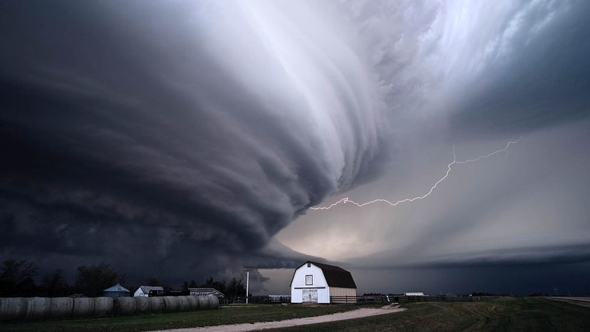 龙卷风从巨大的雷暴称为vortex,像这样photographed 帝国附近,2019年5月27日,内布拉斯加州。”border=