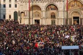这里是不是有点挤?警方宣布，2012年2月18日，超过10万名游客来到威尼斯参加威尼斯狂欢节。＂width=