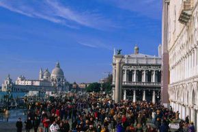 威尼斯的圣马科斯广场(圣马可广场):数百年的历史，数百名游客和数百只鸽子。＂border=