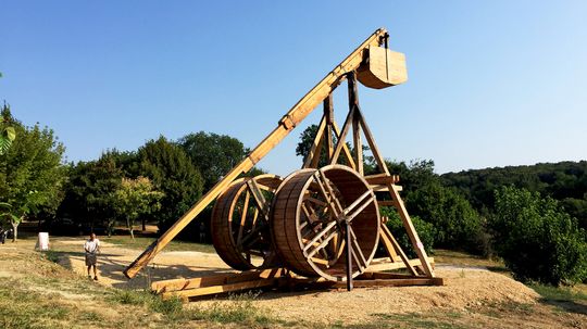 认识trebuchet，中世纪的城堡弹奏弹射器“border=