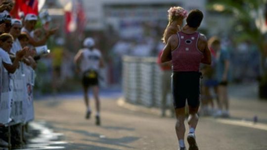 18新利最新登入如何将铁人三项赛事变成家庭度假＂width=