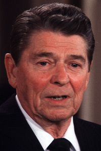 罗纳德·里根(Ronald Reagan)因其全面的减税政策而与涓滴经济学联系在一起。＂border=