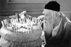 亚伯拉罕Wischovsky庆祝他122岁生日在布朗克斯,纽约1930年左右。”width=