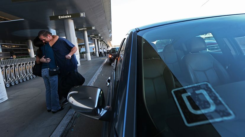 Lyft和Uber等乘车共享公司正在改变人们在城市周围的方式。Robert Gauthier/Los Angeles Times/Getty Images“width=