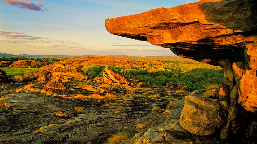 卡卡杜国家公园（Kakadu National Park）的一群岩石被称为Ubirr；该地理特征被指定为世界遗产区域，是重大早期原住民澳大利亚岩石艺术绘画的所在地，可追溯到公元前40,000年。附近的考古挖掘发现了人类到达大陆的研究中发现了新的证据。澳大利亚风景/盖蒂图像“width=