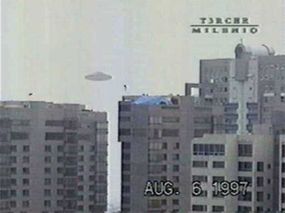 据报道，这是一张1997年拍摄于墨西哥墨西哥城上空的不明飞行物的照片＂border=