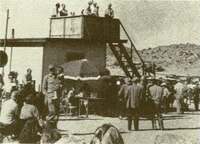 不明飞行物的照片被接触者聚集在巨大的岩石上,加州”width=