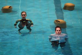 水下德国歌剧吗?你正沉浸于其中。Here we see singers performing in a 2011 rehearsal for "AquAria Palaoa."”border=