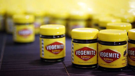 Vegemite是从下面的好奇的舒适食品“border=