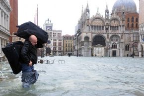 威尼斯广场圣马科广场（Piazza San Marco）在2012年11月大雨和风袭击这座城市时彻底淹没了。“width=