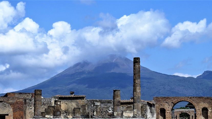 维苏威火山”width=