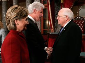 副总统迪克·切尼（Dick Cheney）欢迎包括参议员希拉里·克林顿（Hillary Clinton）在内的参议员“border=