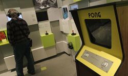 一个“Pong"在德国柏林的电脑游戏博物馆(Computerspielemuseum)，拱廊橱柜是一个荣誉的地方。＂border=