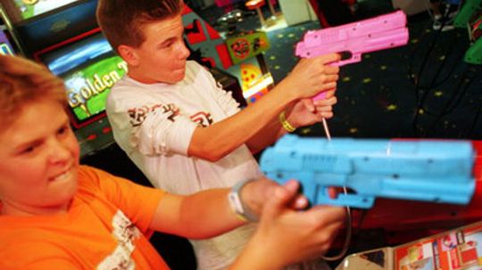 暴力电子游戏会导致真正的暴力吗?＂width=