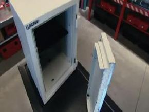 解构:打开一个安全”width=