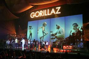 2D, Murdoc Niccals, Russel Hobbs和虚拟乐队Gorillaz的Noodle在2006年全英音乐奖上表演。＂border=