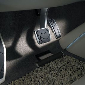 The accelerator is equipped with an adjustable heel support.