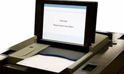 对这种光学扫描仪等电子投票机的批评之一是，它们运行的软件可能会被黑客入侵。＂border=