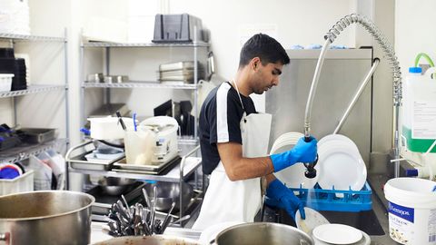Would a Restaurant Really Make You Wash Dishes If You Can't Pay the Bill? - Vimarsana News