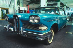 埃德塞尔（Edsel）是由福特汽车公司（Ford Motor Company）在1957年至1959年之间生产的，旨在填补所谓的福特和水星线之间的空白。“width=