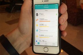 多亏了Fitbit，该用户可以检查自己采取的步骤和燃烧的卡路里，并改善这些数字。＂border=
