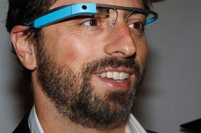 谷歌创始人谢尔盖·布林戴着谷歌眼镜拍了一张肖像照。不幸的是，人们发现这种眼镜令人毛骨悚然，也不时髦。谷歌已经停产。＂border=