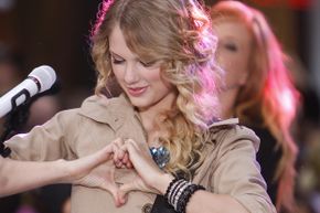 Taylor Swift, Excellent at Popularizing Commonplace Hand Gestures