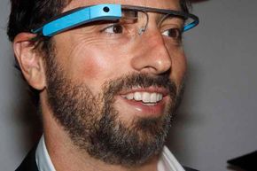 谷歌创始人谢尔盖•布林(Sergey Brin)构成一幅肖像佩戴谷歌眼镜。虚拟键盘会解决发送消息的问题不方便手持设备。”border=