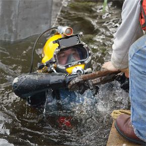 水下焊机的手从他焊枪保护水下桥墩后将i - 195公路在普罗维登斯、罗德岛在2005年,。”border=