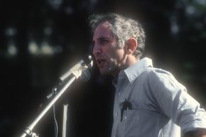 1977年，丹尼尔·艾尔斯伯格(Daniel Ellsberg)在加州大学圣巴巴拉分校(University of California at Santa Barbara)向学生们发表了关于五角大楼文件的演讲。艾尔斯伯格仍在参与反保密活动。＂border=