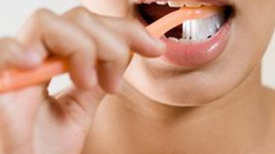 How to Whiten Teeth with Baking Soda and Peroxide