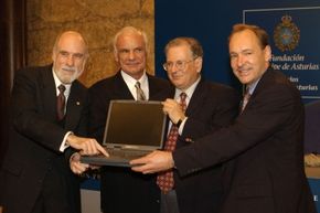 互联网先驱劳伦斯•罗伯茨罗伯特•卡恩文顿瑟夫和Tim berners - lee出席一个新闻发布会前一天他们接受阿斯图里亚斯王子奖科技调查10月24日,2002年在奥维耶多,西班牙。”width=