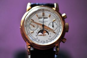 瑞士日内瓦苏富比拍卖预展上，一块罕见的百达翡丽(Patek Philippe)黄金表。