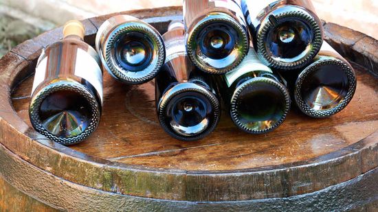 为什么你的酒瓶底部有一个凹痕?＂class=