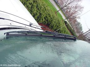 This wiper blade is supported in six places for an even pressure distribution against the windshield.
