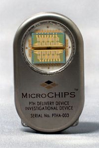 这种基于微芯片的药物传递装置是可编程的，可以通过无线控制释放指定的每个剂量。大概是5 × 3 × 1厘米。＂width=