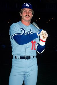 企鹅（又名Ron Cey）在1979年的躲闪日期里与铝制蝙蝠一起摆姿势。请参阅更多体育图片。“width=