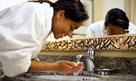 小贴士:你应该和温水或冷水洗脸吗?”class=