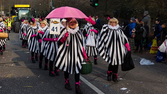 Weiberfastnacht:德国妇女攻占城墙的那一天”border=