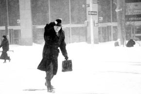 1996年的暴风雪中，一名男子冒着严寒。＂border=