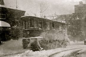 一辆手推车在1888年大暴风雪带来的冰雪中穿行。这场风暴刺激了纽约地铁系统的发展。＂border=