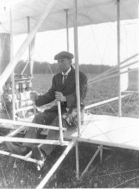 威尔伯·赖特（Wilbur Wright）在法国勒芒（Le Mans），1909年。“border=