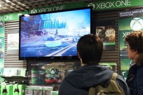 2013年11月22日，在巴黎，玩家们在观看Xbox One的发售日。＂border=