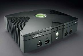 微软在2001年的消费电子展上公布了Xbox的最终工业设计。查看更多视频游戏系统图片。＂width=