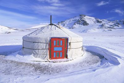 帐篷在雪地里”border=