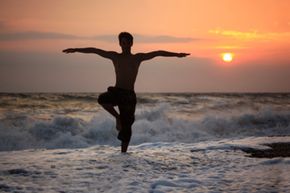 铁人三项运动员将古老的瑜伽练习,帮助他们参加要求multisport耐力比赛。”width=