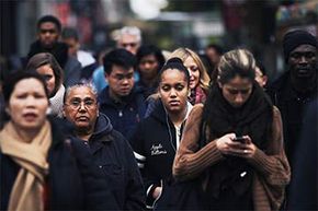 2011年10月31日，联合国宣布世界人口已达到70亿，一群人在纽约曼哈顿中城等待过马路。＂width=