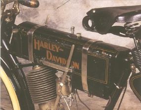 1905年的哈雷·戴维森（Harley-Davidson）设有带有高架进气门的引擎。“border=